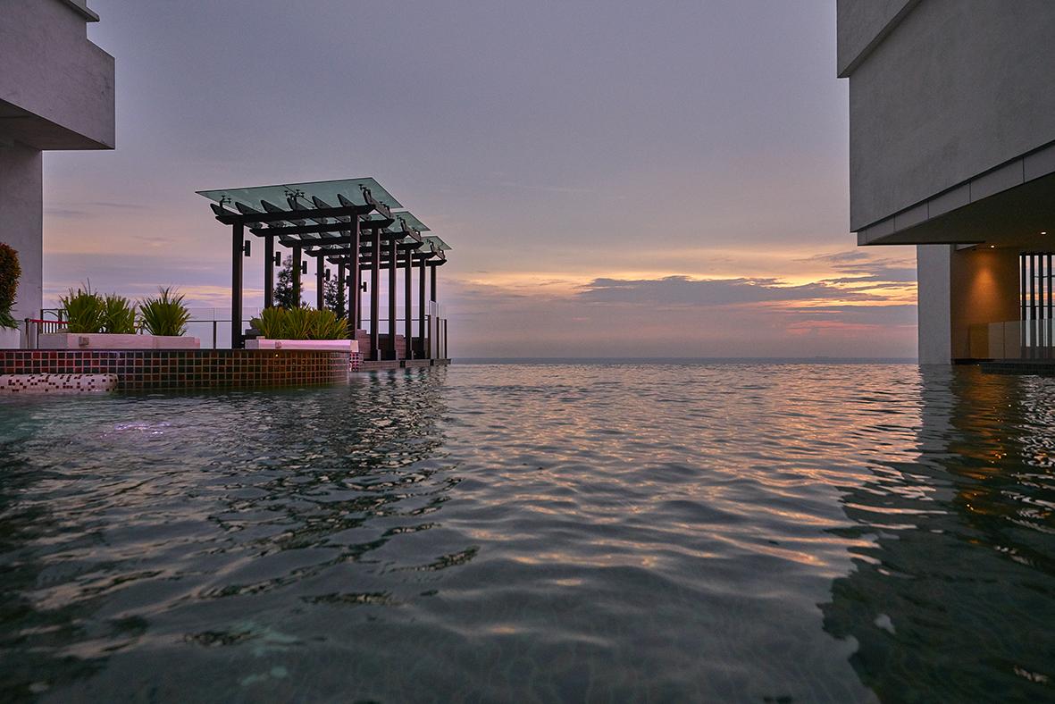 Hatten Place Melaka Eksteriør billede Infinity pool at the hotel