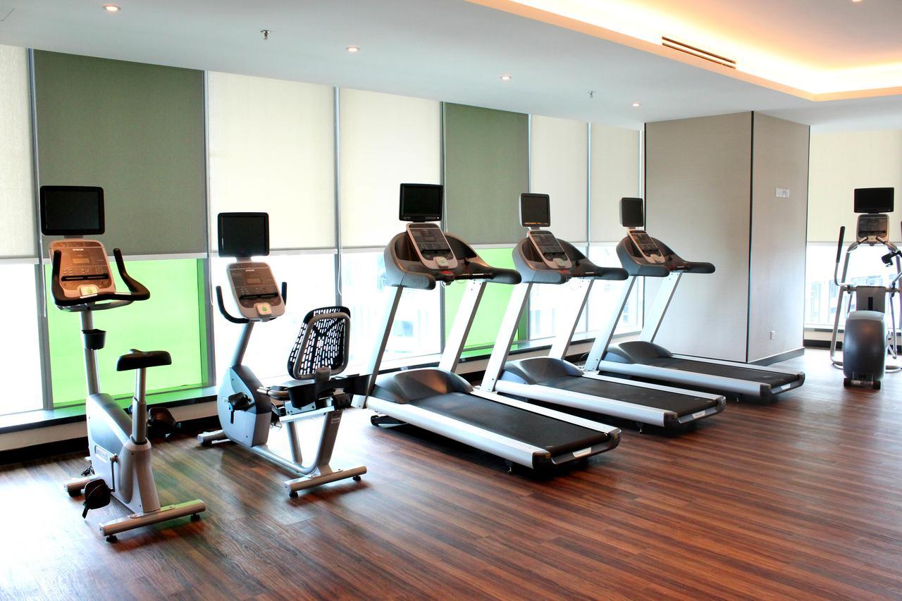 Hatten Place Melaka Eksteriør billede A row of treadmills